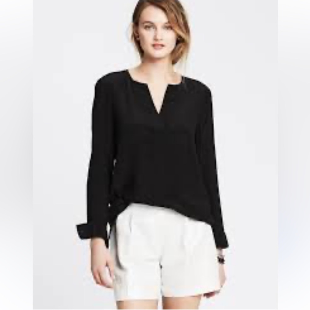 Vince silk blouse tunic top long sleeves split neck style.
V-Neck